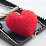 Signs of an online "sweetheart scam"