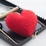 Signs of an online "sweetheart scam"